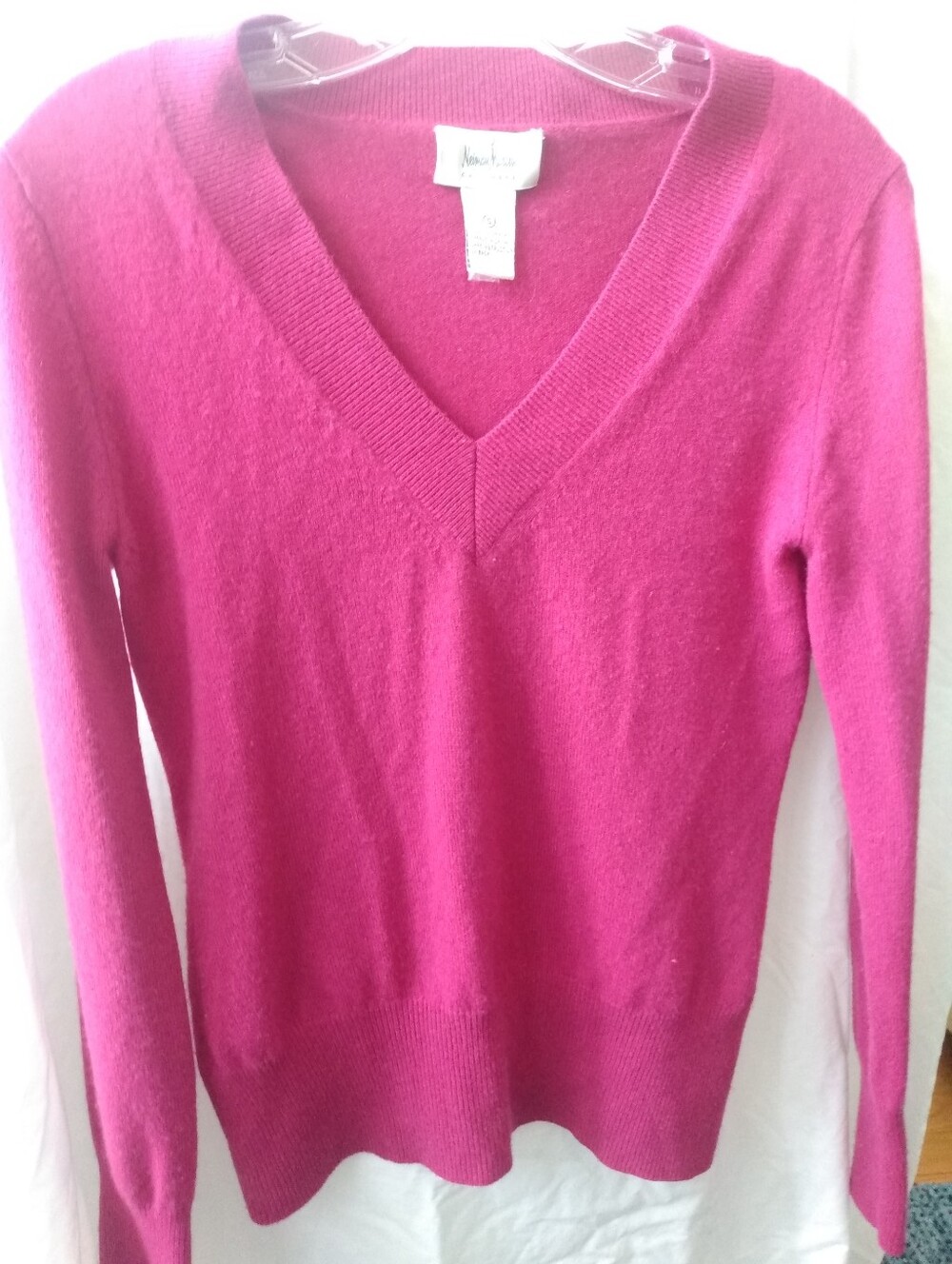 Neiman Marcus V-Neck 100% Cashmere Sweater Fuchsia Pink S